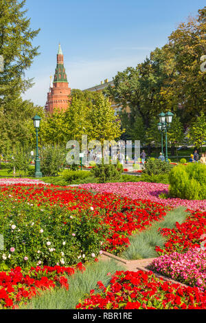 Moscou, Russie - 29 septembre 2014 : voir sur Moscow Kremlin tower, vert des arbres et des fleurs de jardin d'Alexandre. Les gens sur les chemins. Banque D'Images