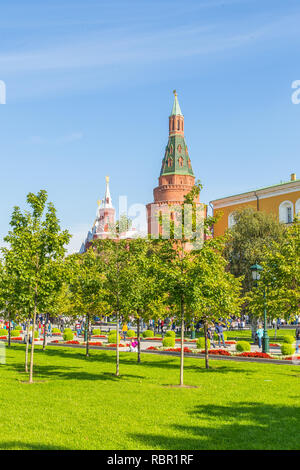 Moscou, Russie - 29 septembre 2014 : voir sur Moscow Kremlin tower, vert des arbres et des fleurs de jardin d'Alexandre. Les gens sur les chemins. Banque D'Images