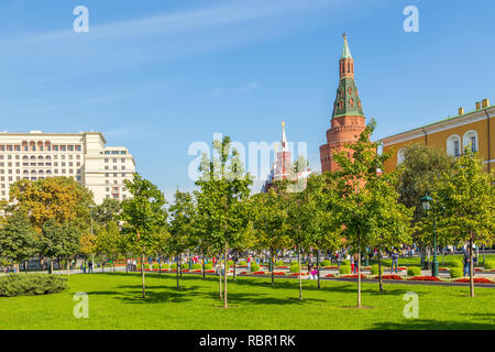Moscou, Russie - 29 septembre 2014 : voir sur Moscow Kremlin tower, vert des arbres et des fleurs de jardin d'Alexandre. Les gens sur les chemins. Banque D'Images