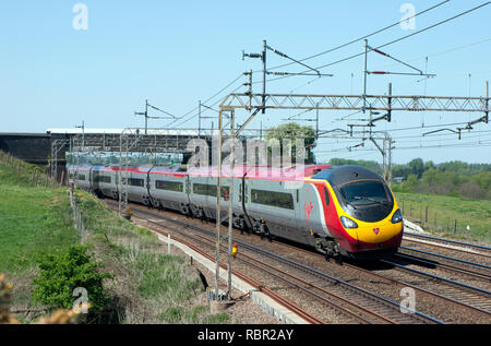 Une classe 390 Pendolino électrique nombre 390012 se dirige vers le sud le long de la ligne principale de la côte ouest avec un service de Virgin Trains. Banque D'Images