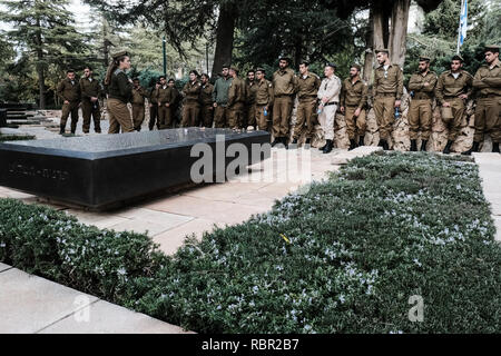 Les soldats des FDI à recevoir l'enseignement les grands leaders de la Nation de terrain sur le Mont Herzl. Les grands leaders de la parcelle du pays détient les tombes de se Banque D'Images