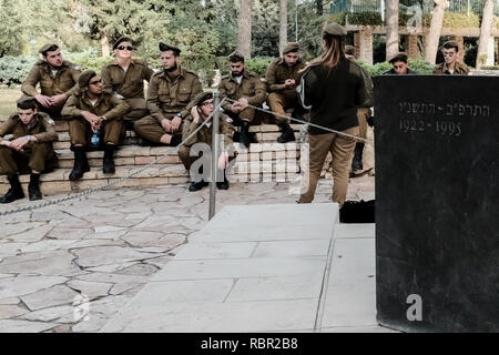 Les soldats des FDI à recevoir l'enseignement les grands leaders de la Nation de terrain sur le Mont Herzl. Les grands leaders de la parcelle du pays détient les tombes de se Banque D'Images