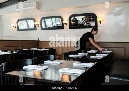 Un restaurant au centre-ville de Jérusalem ouverte 24 heures par jour et sept jours par semaine demandez un style français esque et menu. Banque D'Images