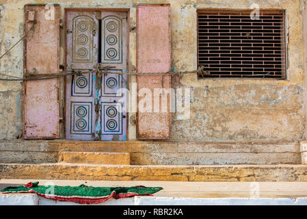 Détail d'une porte et fenêtre à Varanasi, Inde Banque D'Images