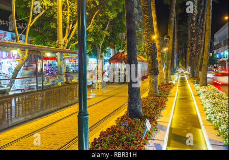ANTALYA, TURQUIE - 9 mai 2017 : la pittoresque de fleurs et éclairées en fontaine Avenue Atatürk - l'une des principales zones de shopping, sur Banque D'Images