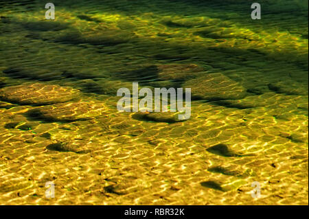 Close up of rocks en vertu de l'ondulation de l'eau dans un lit de rivière. Banque D'Images