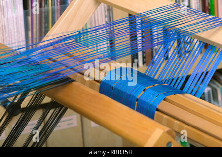 Close-up de la chaîne de coton dans le faisceau arrière-double, c'est un tissage double double couche, bleu et noir couches étant tissés. Banque D'Images