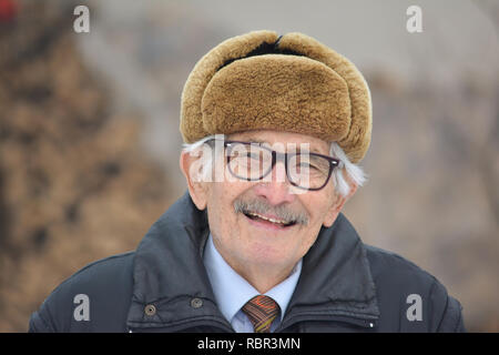 Portrait of smiling, vital homme âgé avec des lunettes et un chapeau de fourrure Banque D'Images