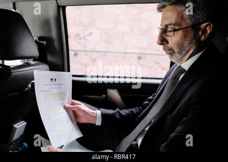 Le Consul Général de France à Jérusalem, Pierre Cochard, le consulat français en voiture pour un tour d'actifs français à Jérusalem. Banque D'Images