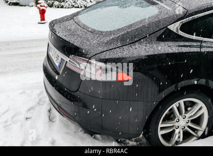 STRASBOURG, FRANCE - Jan 20, 2017 : voiture électrique Tesla Model S stationnée sur la rue enneigée de l'AIIO Journée froide - vue arrière Banque D'Images