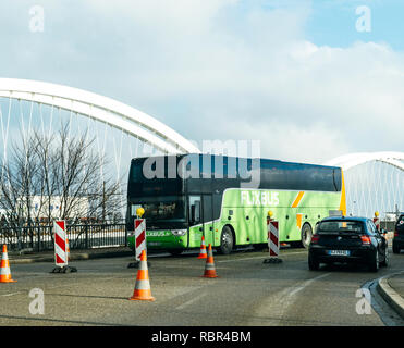 KEHL, ALLEMAGNE - Jan 16, 2017 : Flixbus VANHOLL green bus sur le pont de la frontière entre l'Allemagne et la France le transport de touristes en France - transport interurbain, à faible coût de service d'autobus en Europe Banque D'Images