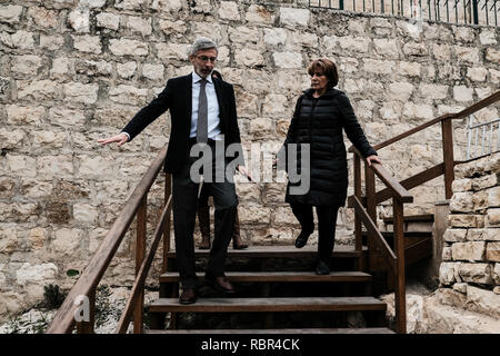 Le Consul Général de France à Jérusalem, Pierre Cochard (L), visite des tombeaux des rois dans le cadre d'une tournée d'actifs français à Jérusalem. La tombe Banque D'Images