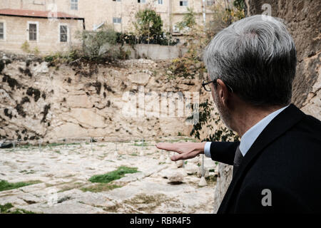 Le Consul Général de France à Jérusalem, Pierre Cochard, visite des tombeaux des rois dans le cadre d'une tournée d'actifs français à Jérusalem. Les Tombes de Banque D'Images