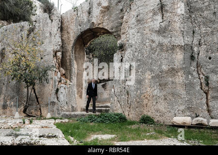 Le Consul Général de France à Jérusalem, Pierre Cochard, visite des tombeaux des rois dans le cadre d'une tournée d'actifs français à Jérusalem. Les Tombes de Banque D'Images