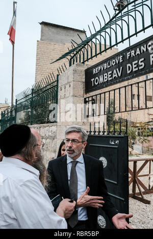 Le Consul Général de France à Jérusalem, Pierre Cochard (R), visite des tombeaux des rois dans le cadre d'une tournée d'actifs français à Jérusalem. À la sortie Banque D'Images