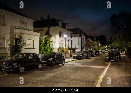 STRASBOURG, FRANCE - OCT 28, 2018 : La tombée de la scène de la ville avec des voitures garées et belles maisons françaises sur la Rue Gottfried street Banque D'Images