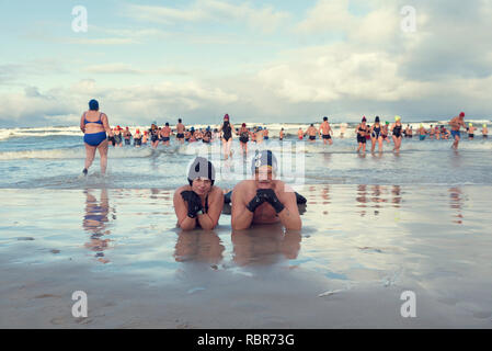 5 Jan 2019, Stegna, Pologne. De nombreuses personnes durant l'hiver, nager dans la mer et deux d'entre eux posant pour une photo Banque D'Images