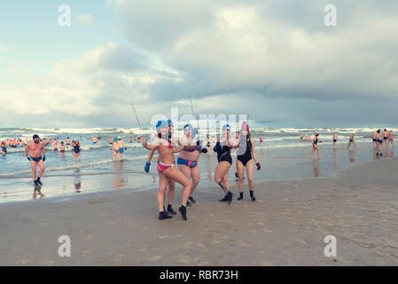5 Jan 2019, Stegna, Pologne. Les gens nager dans la mer pendant l'hiver. Cinq dames posant avec cierges Banque D'Images