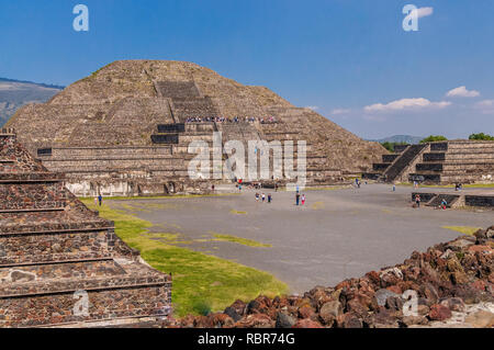 Belle vue sur la pyramide de la lune, dans le site archéologique de Teotihuacan, un must à visiter près de Mexico Banque D'Images