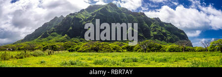 Chaîne de montagnes de Kualoa vue panoramique, célèbre lieu de tournage sur l'île Oahu, Hawaii Banque D'Images