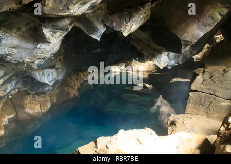 Grjotagja grotte de lave vue de l'intérieur, de l'Islande près de lac Myvatn. Banque D'Images