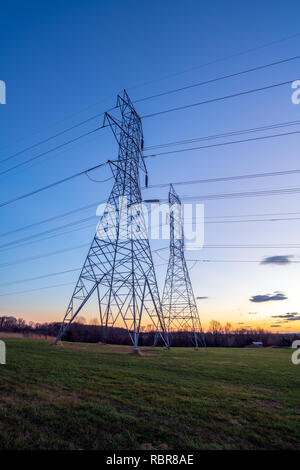 Tours de distribution d'électricité et les fils au crépuscule Banque D'Images