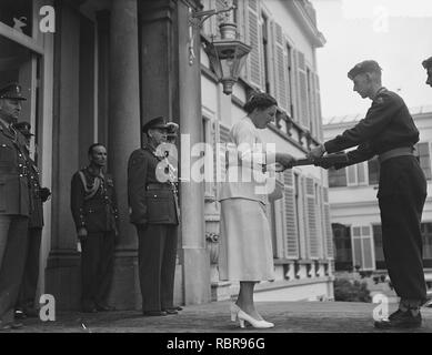 Aan koningin Juliana wordt op een paleis Soestdijk oorkonde aangeboden van de 12 Bestanddeelnr, 906-5625. Banque D'Images