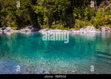 Piscines bleu - belle place à Makarora river sur l'île du Sud, Nouvelle-Zélande Banque D'Images