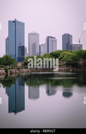 Osaka city centre-ville moderne bâtiment avec la réflexion dans l'eau Banque D'Images