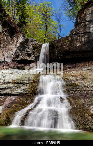 Petites chutes cascade dans la forêt près de Vladivostok, Russie Banque D'Images