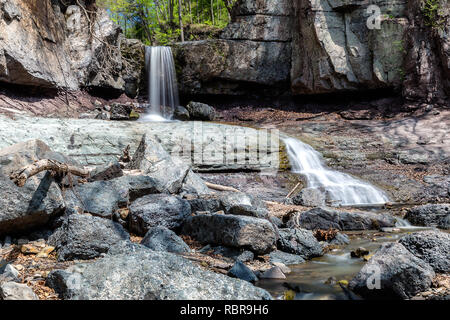 Petites chutes cascade dans la forêt près de Vladivostok, Russie Banque D'Images