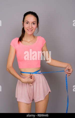 Young Beautiful woman measuring waist sport prêt pour Banque D'Images