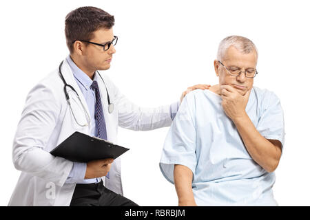 Médecin homme avec un patient âgé isolé sur fond blanc Banque D'Images