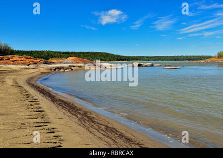 Des rives de la rivière des Esclaves, près de la montagne des Rapides, près de Fort Smith, Alberta, Canada Banque D'Images