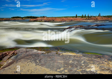 Des rives de la rivière des Esclaves, près de la montagne des Rapides, près de Fort Smith, Alberta, Canada Banque D'Images