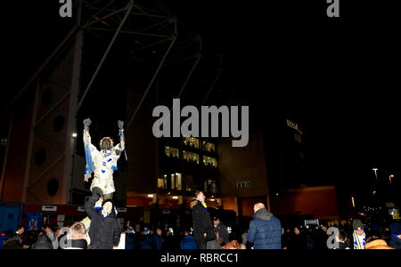 Une vue générale de fans arrivant dans le stade avant le match de championnat Sky Bet à Elland Road, Leeds. ASSOCIATION DE PRESSE Photo. Photo date : vendredi 11 janvier 2019. Voir l'ACTIVITÉ DE SOCCER histoire Leeds. Crédit photo doit se lire : Simon Cooper/PA Wire. RESTRICTIONS : EDITORIAL N'utilisez que pas d'utilisation non autorisée avec l'audio, vidéo, données, listes de luminaire, club ou la Ligue de logos ou services 'live'. En ligne De-match utilisation limitée à 120 images, aucune émulation. Aucune utilisation de pari, de jeux ou d'un club ou la ligue/dvd publications. Banque D'Images