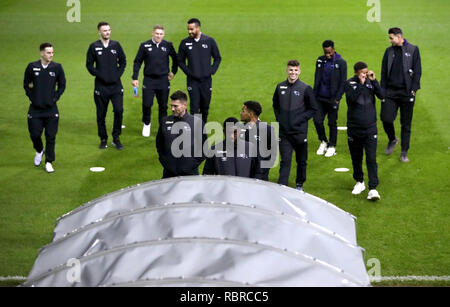 Une vue générale de Derby County joueurs puisqu'ils inspectent le terrain avant le match de championnat Sky Bet à Elland Road, Leeds. ASSOCIATION DE PRESSE Photo. Photo date : vendredi 11 janvier 2019. Voir l'ACTIVITÉ DE SOCCER histoire Leeds. Crédit photo doit se lire : Simon Cooper/PA Wire. RESTRICTIONS : EDITORIAL N'utilisez que pas d'utilisation non autorisée avec l'audio, vidéo, données, listes de luminaire, club ou la Ligue de logos ou services 'live'. En ligne De-match utilisation limitée à 120 images, aucune émulation. Aucune utilisation de pari, de jeux ou d'un club ou la ligue/dvd publications. Banque D'Images