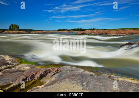 Des rives de la rivière des Esclaves, près de la montagne des Rapides, près de Fort Smith, Alberta, Canada Banque D'Images