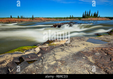 Des rives de la rivière des Esclaves, près de la montagne des Rapides, près de Fort Smith, Alberta, Canada Banque D'Images