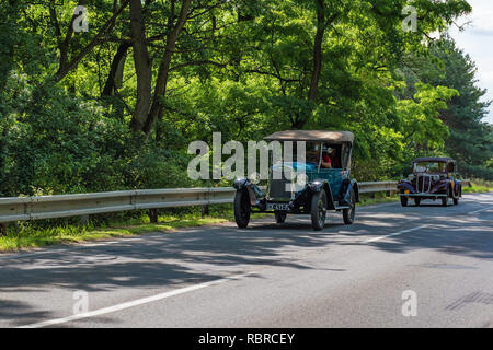 Bratislava, Slovaquie - 2 juin 2018 : Chevrolet 1925 et Tatra 57 B prendre part à l'exécuter pendant le rallye automobile 2018 Kamenak vétéran au Kamenny mlyn roa Banque D'Images