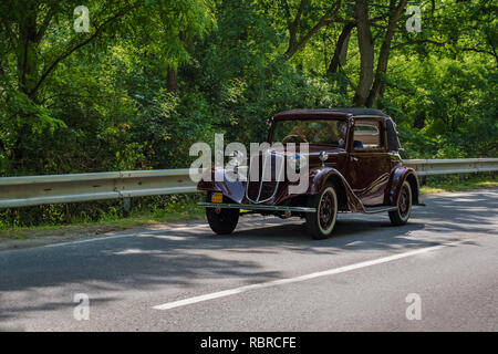 Bratislava, Slovaquie - 2 juin 2018 : Tatra 57 B prend part à l'exécuter pendant le rallye automobile 2018 Kamenak vétéran au Kamenny mlyn roadhouse Banque D'Images