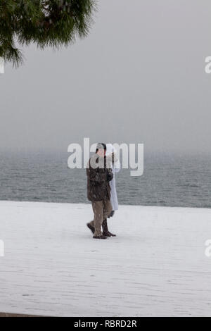 En marche,neige,Thessalonique GRÈCE Banque D'Images