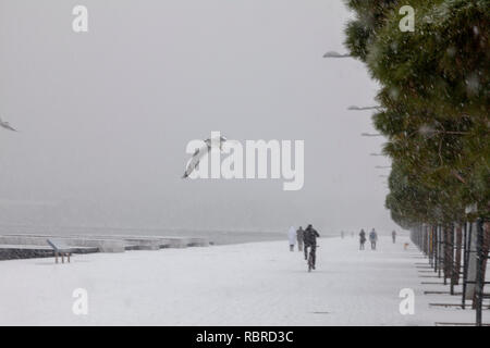 Les gens qui marchent sur la plage lorsqu'une chute de neige étoile,grèce,Thessalonique Banque D'Images