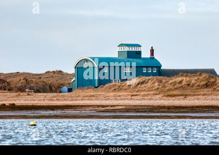 L'ancienne maison de sauvetage à Blakeney Point sur la côte nord du comté de Norfolk, vu de la mer. Banque D'Images