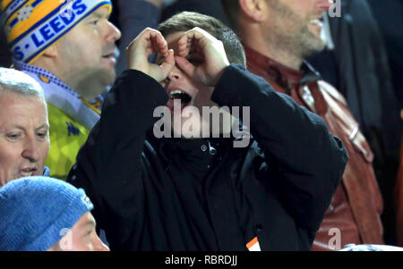 Un ventilateur de Leeds United dans les tribunes fait un geste de jumelles au cours de la Sky Bet Championship match à Elland Road, Leeds. Banque D'Images