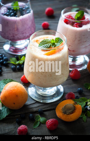 Du yaourt fait maison ou milkshake avec fruits frais et de baies. Dessert d'été. Alimentation saine. Banque D'Images