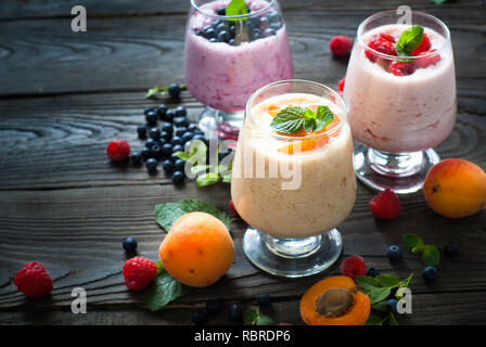 Du yaourt fait maison ou milkshake avec fruits frais et de baies. Dessert d'été. Alimentation saine. Banque D'Images