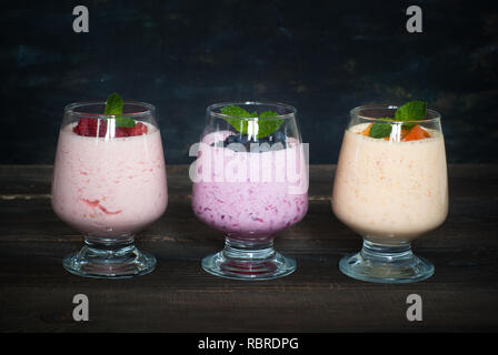 Du yaourt fait maison ou milkshake avec fruits frais et de baies. Dessert d'été. Alimentation saine. Banque D'Images