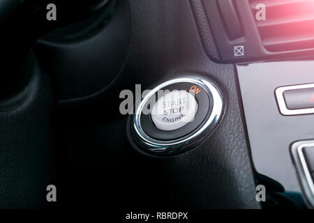 Location de planche de bord avec l'accent sur le bouton d'arrêt de démarrage du moteur, détails intérieurs de voiture moderne. Start/stop. La foudre doux Banque D'Images