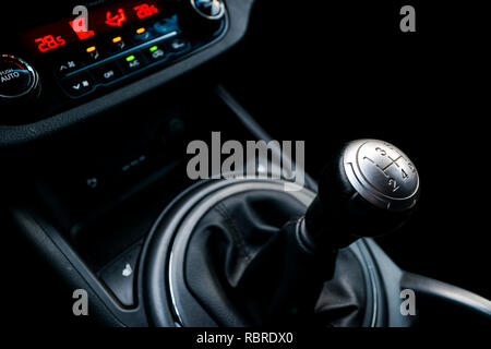 Vue rapprochée d'un levier de changement. Boîte de vitesses manuelle. Détails intérieurs de voiture. Location de transmission. Un éclairage doux. Voir l'abstrait. Banque D'Images